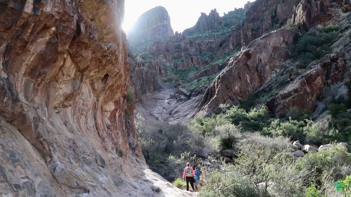 The Siphon Draw Trail with the Flatiron visible in the background