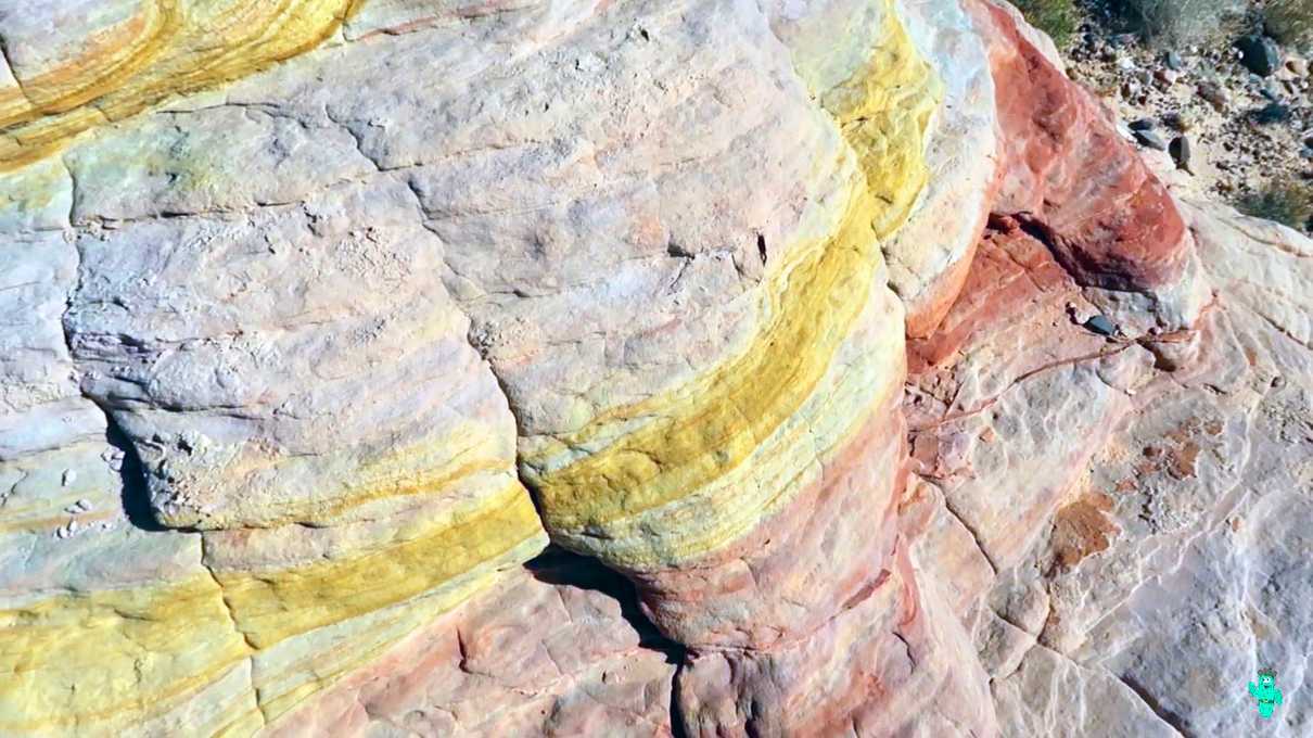 Gold stripes in sandstone 