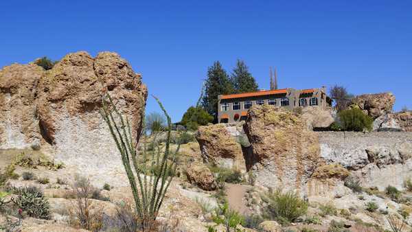 House sits atop canyon rim