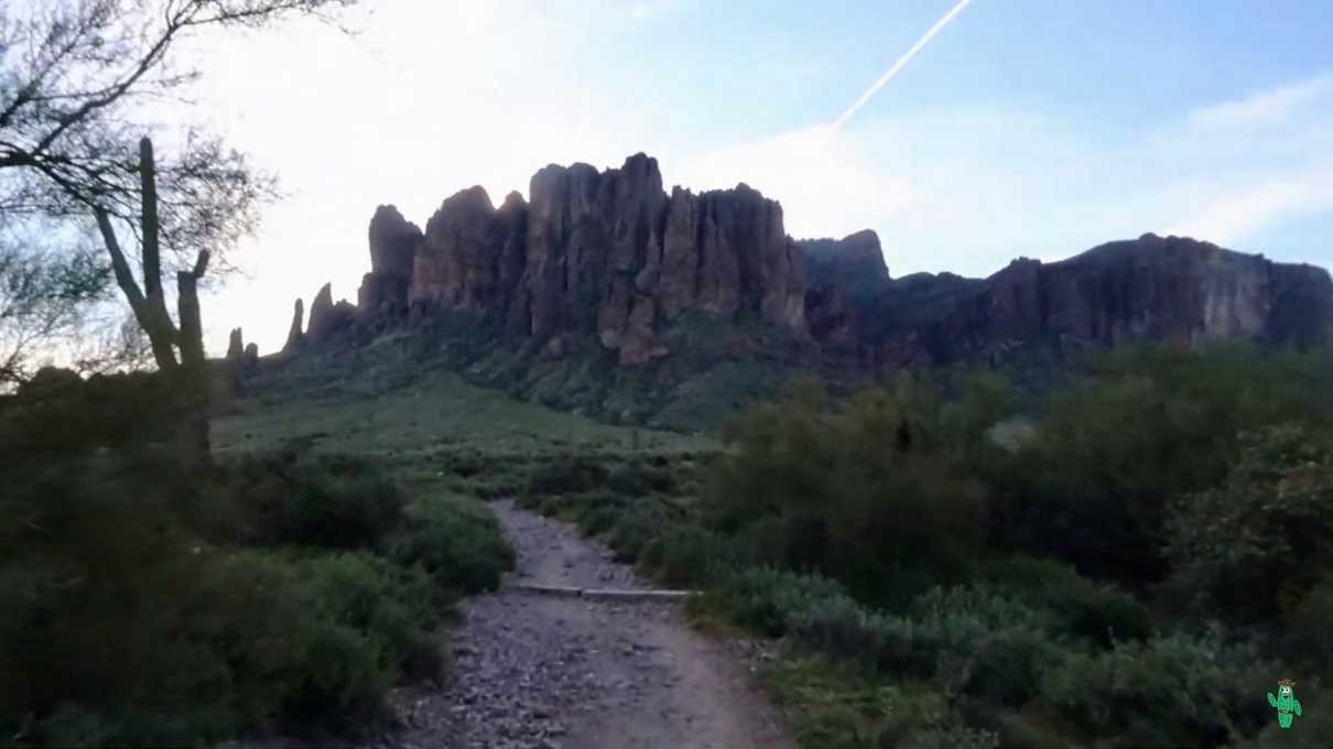 A view of the Superstition Mountains from the Siphon Draw Trail