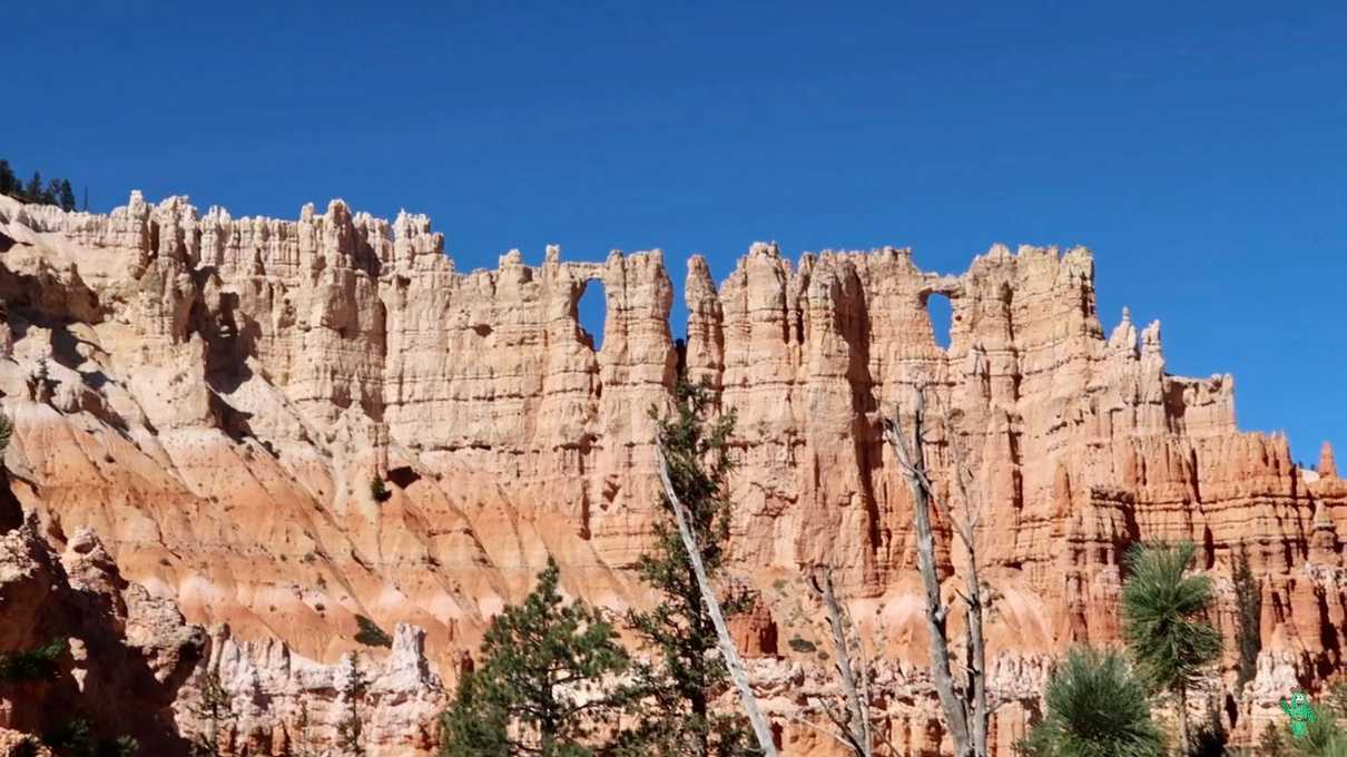 A view of window formations off the Peekaboo Loop Trail