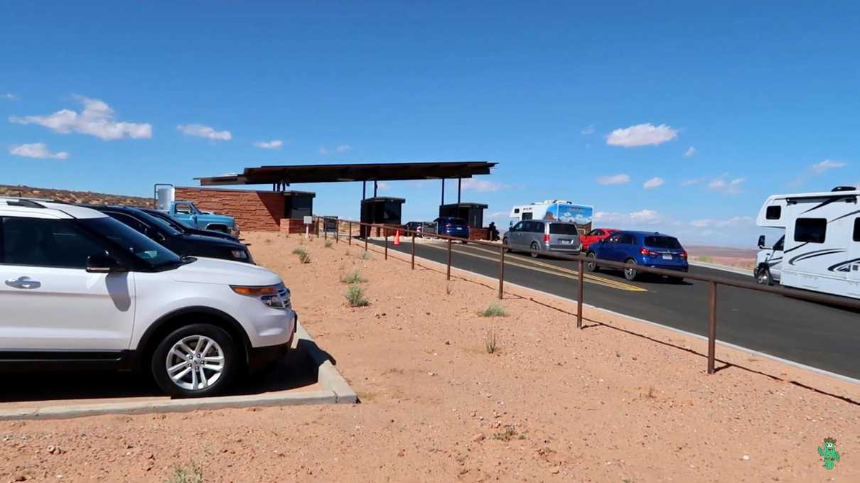 The entrance stations where you pay to enter Horseshoe Bend